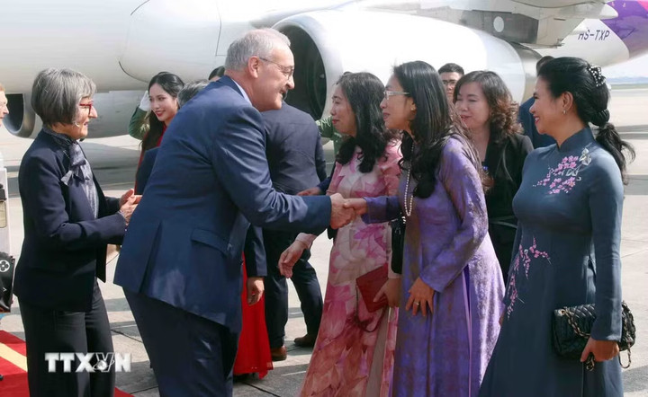 Tổng thống Thụy Sĩ Guy Parmelin và phu nhân đến Hà Nội, bắt đầu thăm chính thức Việt Nam. (Ảnh: Phạm Kiên/TTXVN)