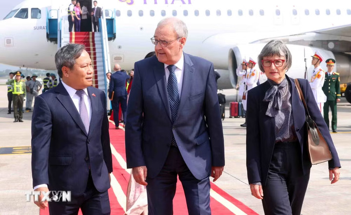 Chủ tịch UBND thành phố Hà Nội Vũ Đại Thắng đón Tổng thống Thụy Sĩ Guy Parmelin và phu nhân tại sân bay quốc tế Nội Bài, Hà Nội. (Ảnh: Phạm Kiên/TTXVN)
