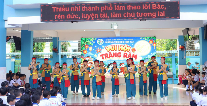 Học sinh vui Trung thu tại Trường Tiểu học Hiệp Tân.(Ảnh minh họa)