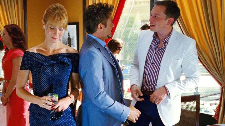 Tỷ phú Elon Musk xuất hiện bên cạnh nhân vật Tony Stark (Robert Downey Jr.) trong bộ phim Iron Man 2.