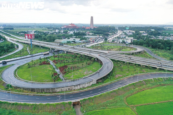 Công trình có tốc độ thiết kế 80km/h, được đầu tư hai nút giao với Hương lộ 19 và Hương lộ 12, cùng hệ thống chiếu sáng và cây xanh dọc tuyến.