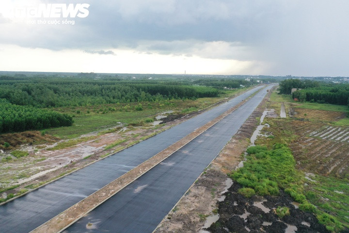 Ở giai đoạn 1, đường 25C được đầu tư với nền đường rộng 45 m. Trong đó, hai phần đường chính rộng tổng cộng 32m, dải phân cách giữa rộng 5m và hai bên lề đất rộng tổng cộng 8m.