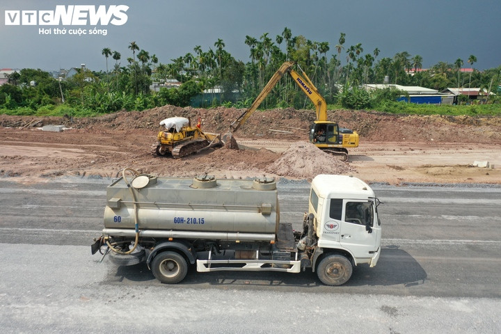 Trên tuyến chính, hệ thống thoát nước dọc dài 2,65km đã hoàn thành. Hạng mục đắp đất nền đường đạt tiêu chuẩn K95 cũng đã hoàn tất.