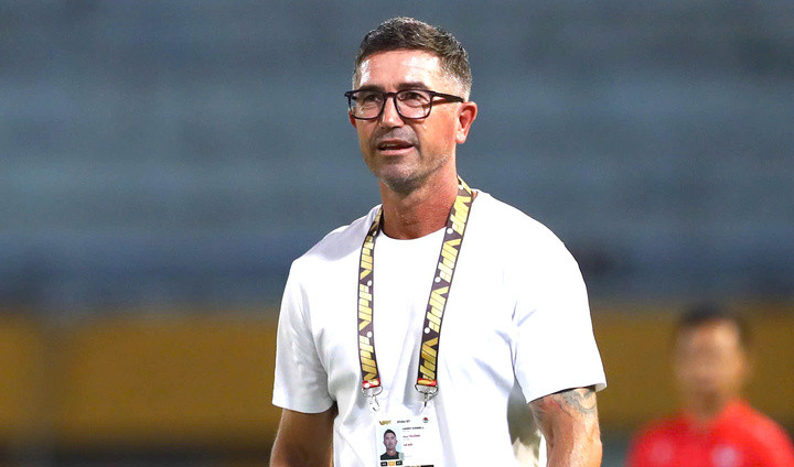 HLV Harry Kewell gặp rất nhiều áp lực trước vòng 4 V.League.