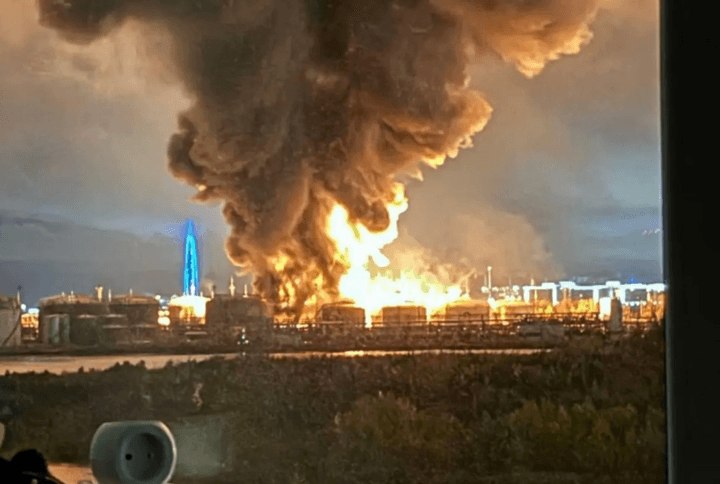 Hình ảnh trên mạng xã hội về đám cháy bùng phát tại St. Petersburg khi có cuộc tấn công từ Ukraine.