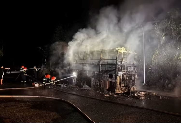 xe khách giường nằm bốc cháy trơ khung trên đường lên sa pa hình ảnh 1 xe khach giuong nam boc chay tro khung tren duong len sa pa hinh anh 1