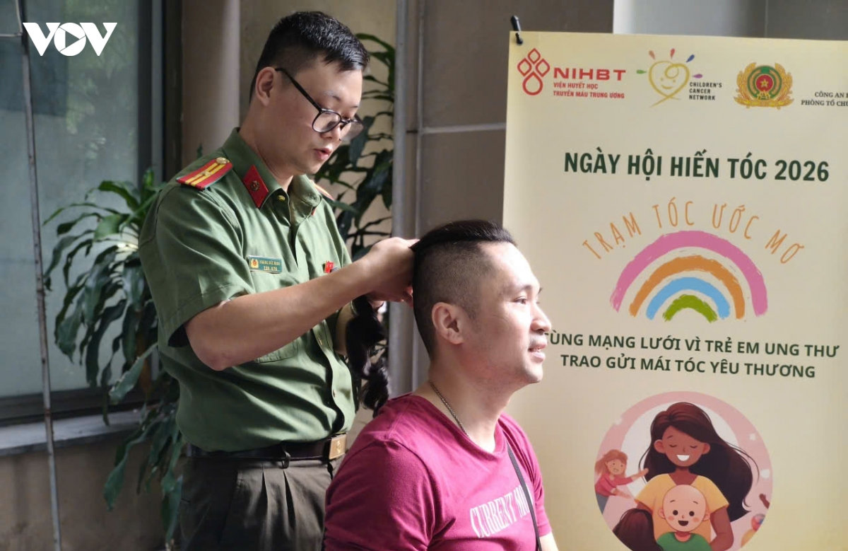 nuoi toc gan bon nam de hien tang tre em bi ung thu hinh anh 2