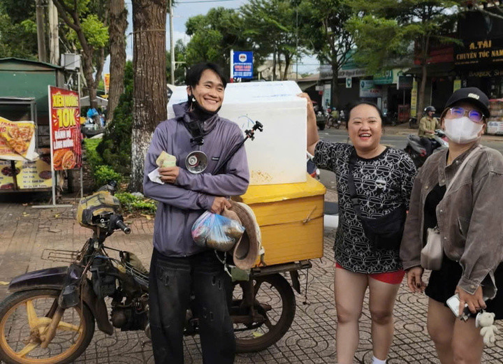 Nhiều người dân đến ủng hộ chàng trai trẻ khởi nghiệp.