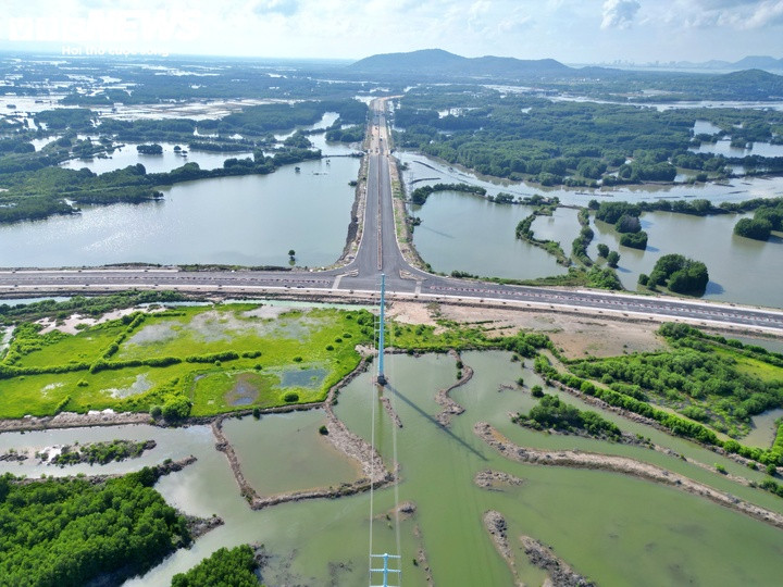 Theo Ban Quản lý dự án đầu tư xây dựng các công trình giao thông TP.HCM, dự án từng bị chậm tiến độ do ảnh hưởng của dịch COVID-19, vướng mắc trong công tác giải phóng mặt bằng và di dời hệ thống điện, nước. Đến nay, các khó khăn cơ bản đã được tháo gỡ. Các nhà thầu đang tập trung nhân lực, máy móc để hoàn thành những hạng mục còn lại, hướng đến mục tiêu thông xe toàn tuyến vào tháng 12.