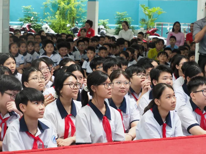 Học sinh Trường Tiểu học - THCS Tân Định (phường Tân Định) trong một hoạt động ở sân trường. Đây là một trong những trường liên cấp sau sắp xếp cơ sở giáo dục.