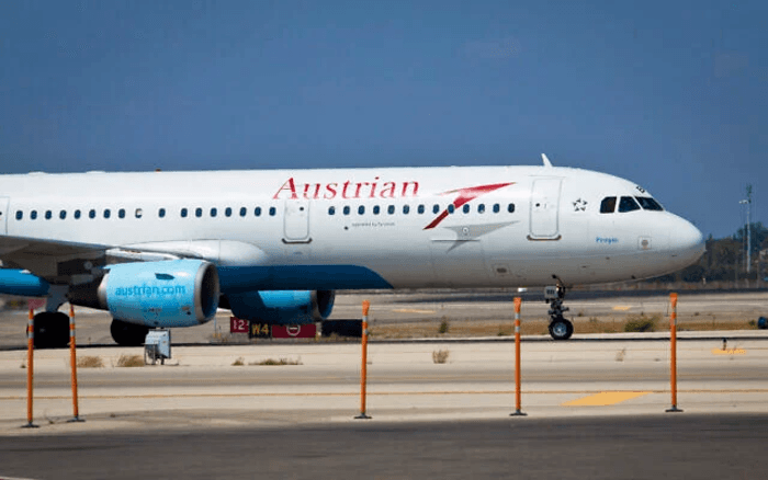 Máy bay của hãng hàng không Austrian Airlines trên đường băng. (Ảnh: Moshe Shai)