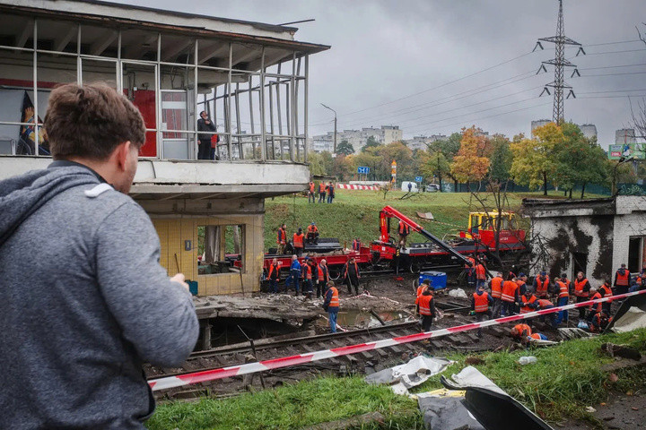 Đường ray tàu điện bị hư hại trong cuộc tấn công của Nga vào Kiev, Ukraine. (Ảnh: Kyiv Independent)