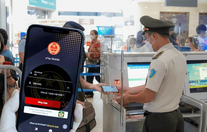 Nhiều người không nợ thuế vẫn bị cấm xuất cảnh. (Ảnh: VOV).
