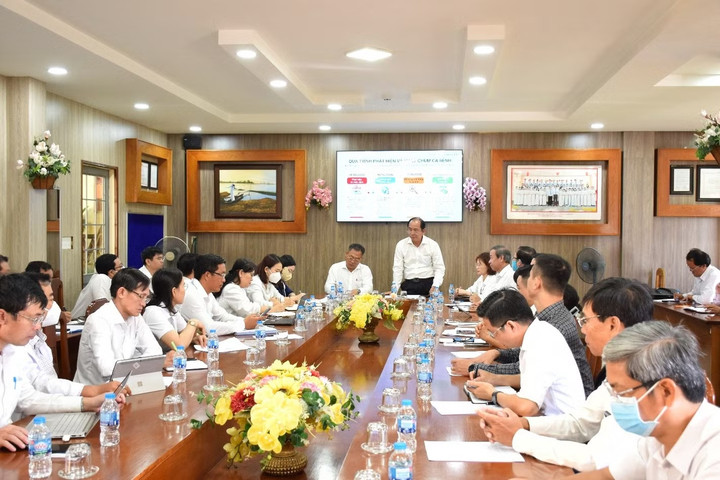 Đoàn công tác do PGS.TS.BS Tăng Chí Thượng, Giám đốc Sở Y tế TP.HCM, chủ trì đã làm việc trực tiếp tại Trường THCS Hai Bà Trưng.