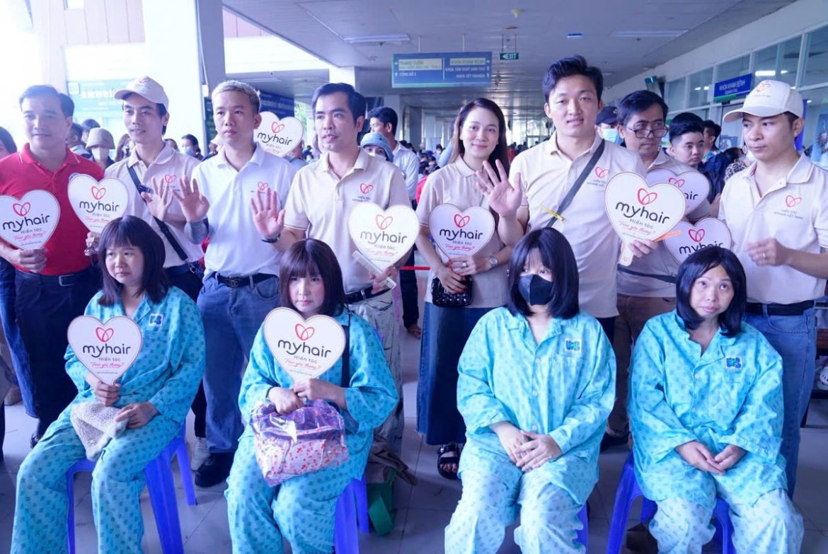 trao 200 bo toc tu nguon hien tang cong dong cho benh nhan ung thu hinh anh 2