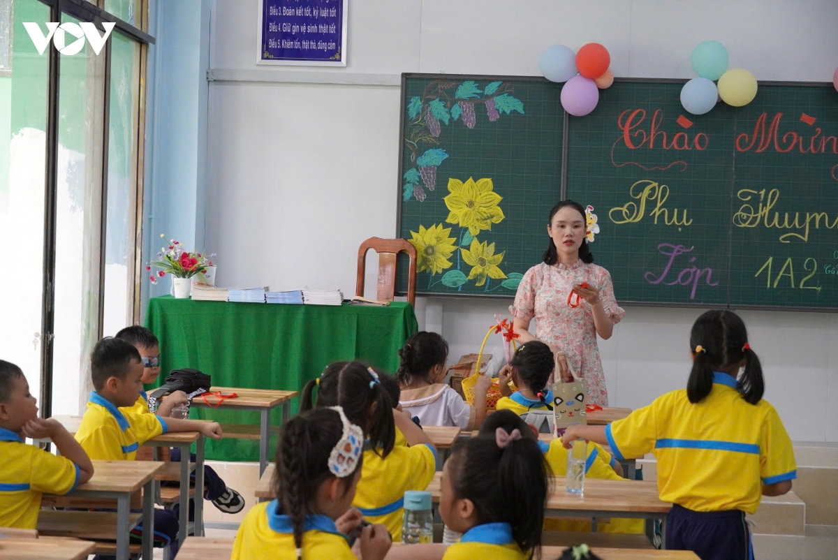 hơn 2.400 cán bộ quản lý giáo dục ở tp.hcm chuyển sang làm giáo viên hình ảnh 1 hon 2.400 can bo quan ly giao duc o tp.hcm chuyen sang lam giao vien hinh anh 1