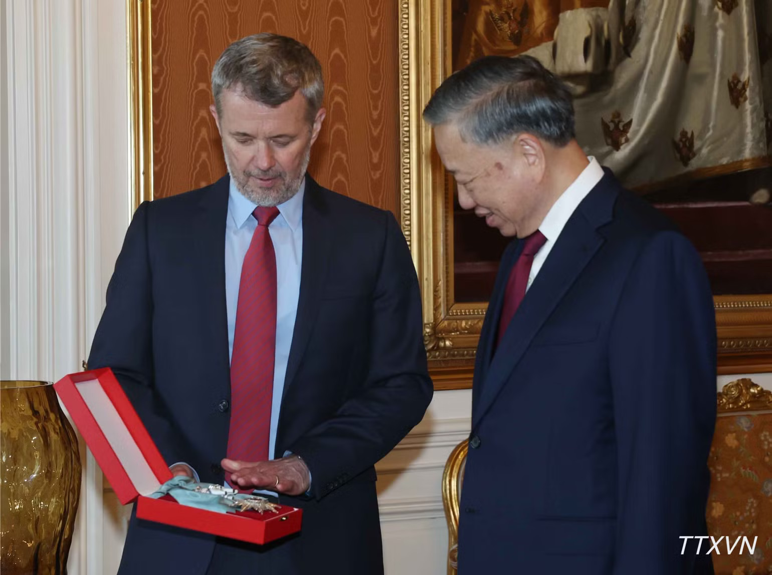 vna-potal-tong-bi-thu-chu-tich-nuoc-to-lam-va-phu-nhan-hoi-kien-nha-vua-dan-mach-va-hoang-hau.jpg
