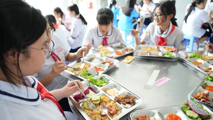 Bữa ăn học đường an toàn cần sự chung tay của nhiều bên. (Ảnh: SATRA)