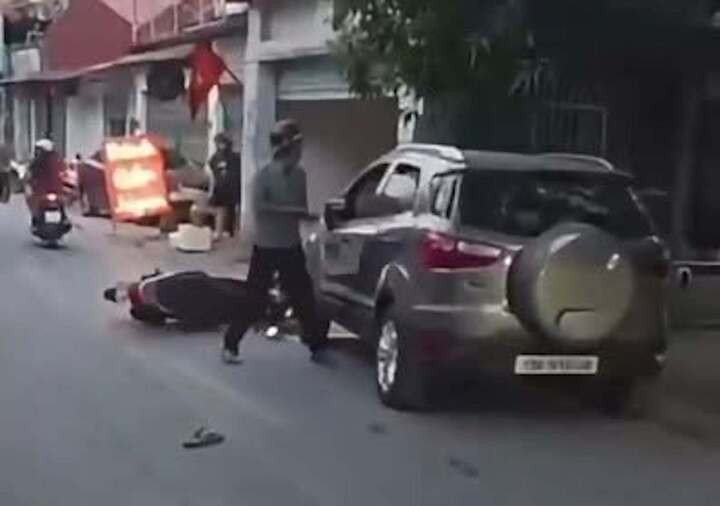 Người đàn ông tấn công tài xế đang ngồi trong ô tô.