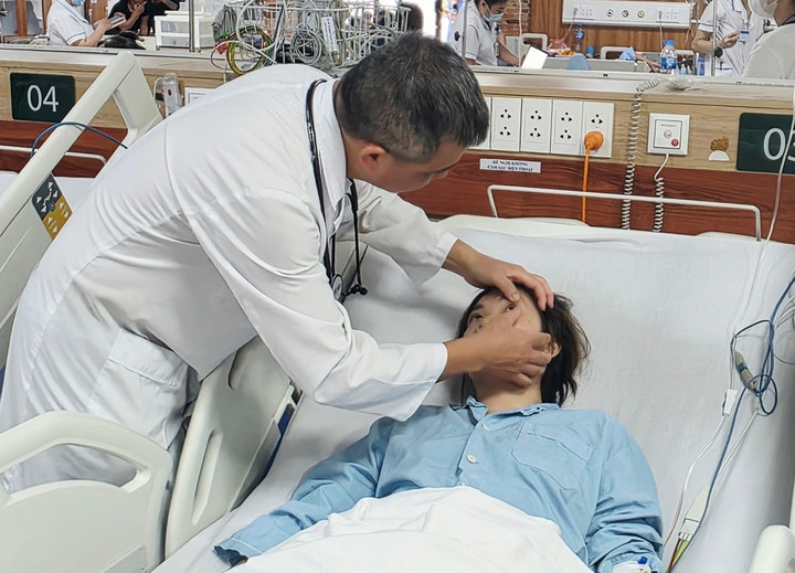 TS. BS Nguyễn Trung Nguyên kiểm tra sức khoẻ bệnh nhân. (Ảnh: Nguyên Hà)