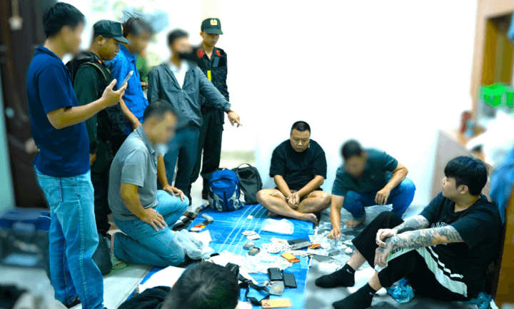 Nhóm người nước ngoài cư trú bất hợp pháp bị bắt quả tang đang đánh bạc. (Ảnh: Công an TP Đồng Nai)