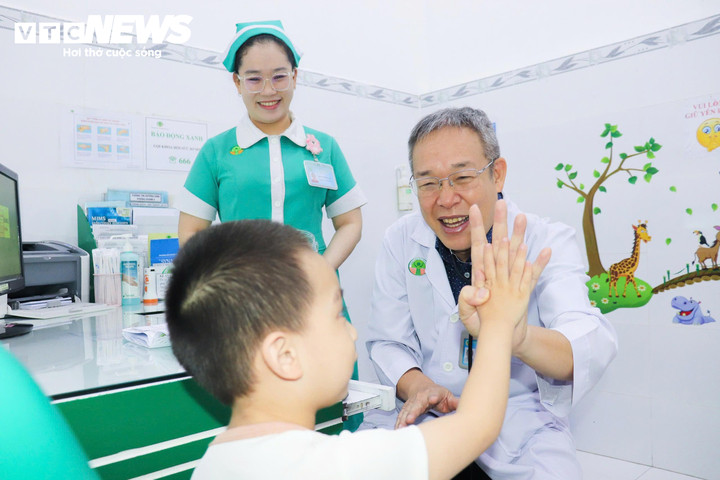 Bệnh nhi đến tiêm vaccine tại Bệnh viện Nhi Đồng 2, TP.HCM.
