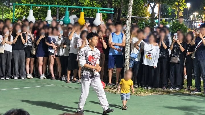 công an mời nam thanh niên livestream nhảy múa tại công viên lãm làng về làm việc hình ảnh 1 cong an moi nam thanh nien livestream nhay mua tai cong vien lam lang ve lam viec hinh anh 1