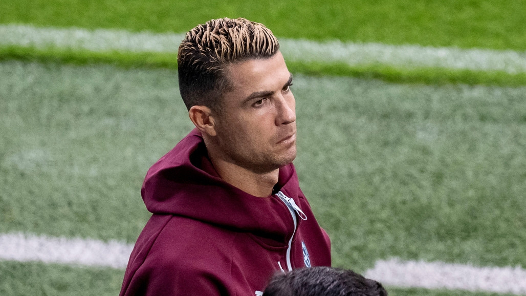 ronaldo nhan an phat sau khi tu y roi khoi Dt bo Dao nha hinh anh 1