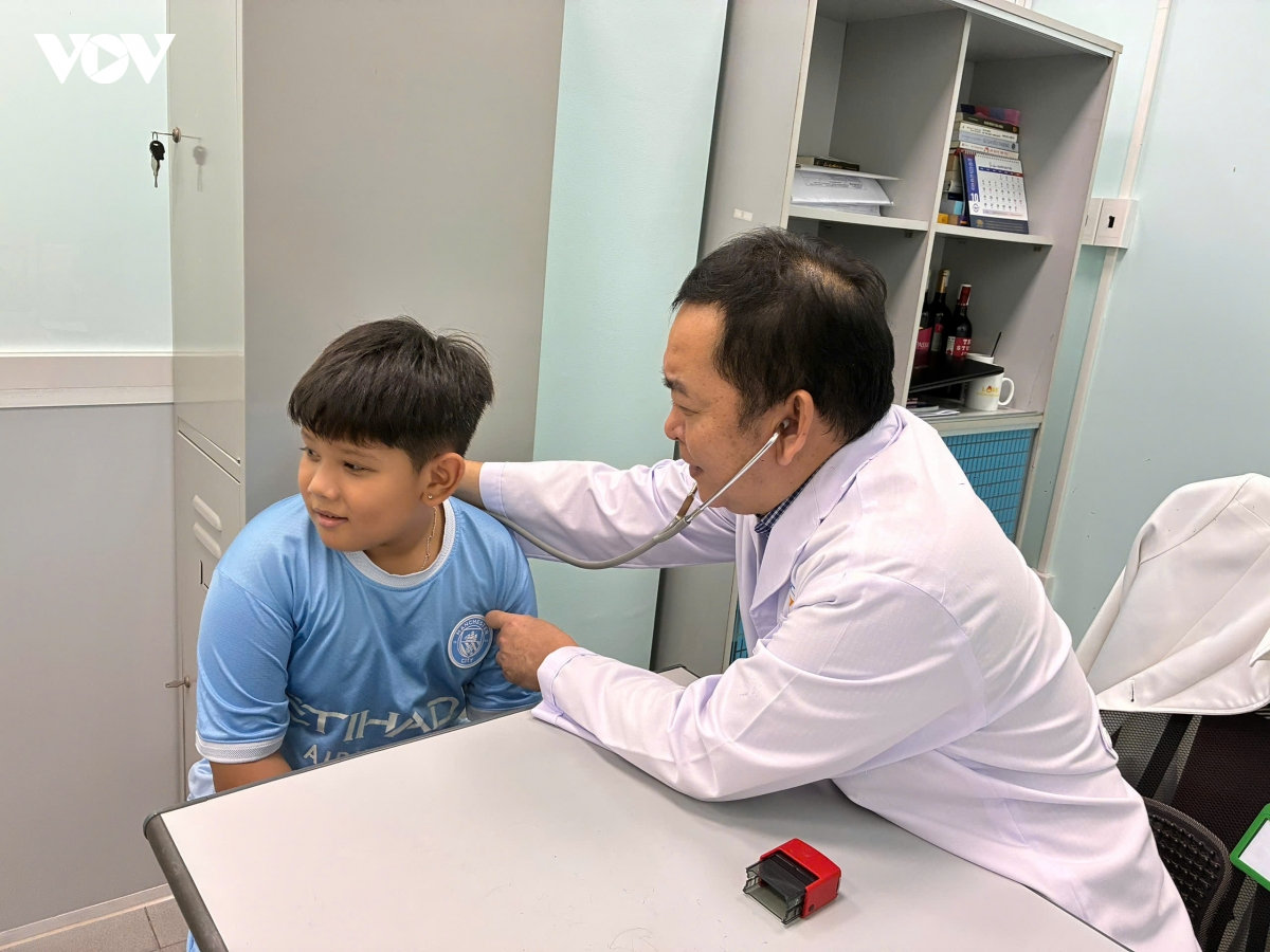 nhu cầu tiêm vaccine não mô cầu tăng mạnh, bác sĩ cảnh báo bệnh diễn tiến nhanh hình ảnh 2 nhu cau tiem vaccine nao mo cau tang manh, bac si canh bao benh dien tien nhanh hinh anh 2