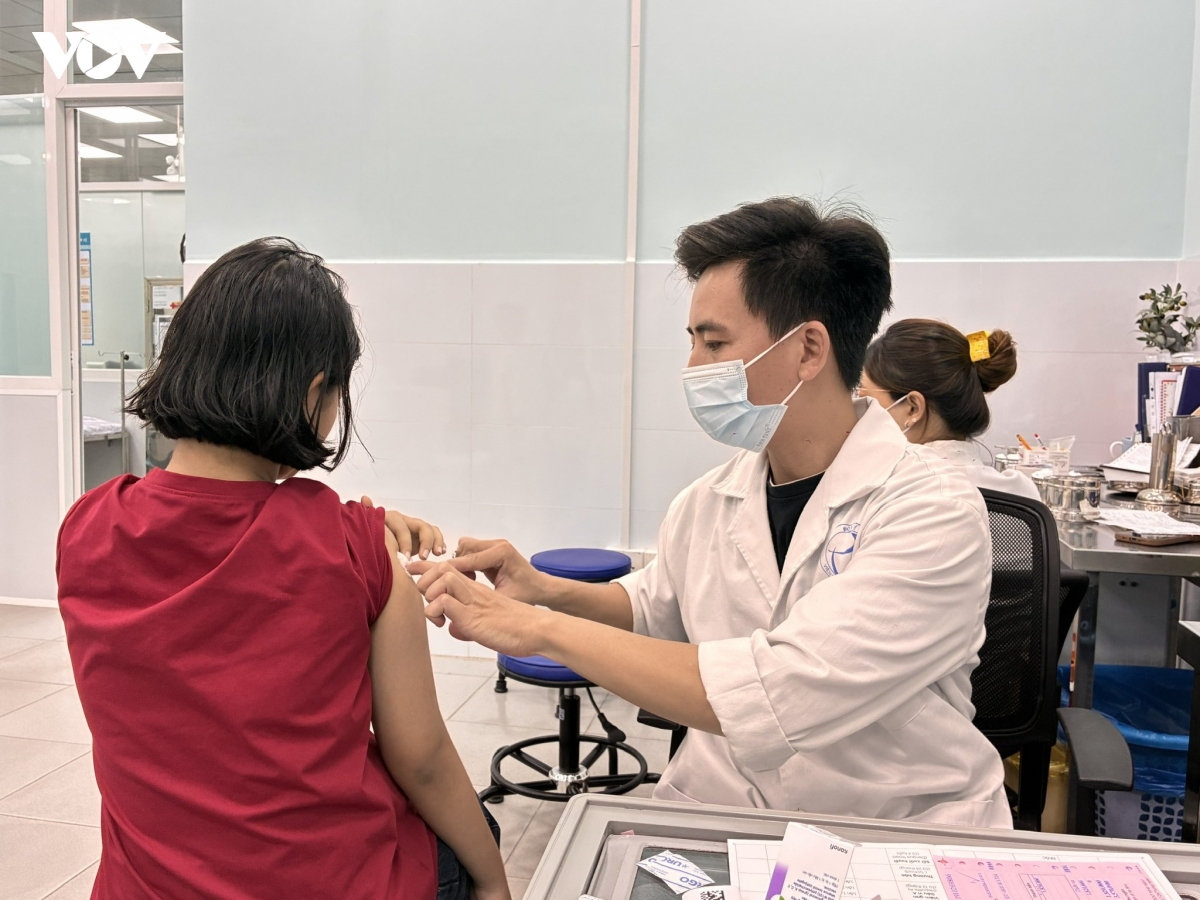 nhu cầu tiêm vaccine não mô cầu tăng mạnh, bác sĩ cảnh báo bệnh diễn tiến nhanh hình ảnh 4 nhu cau tiem vaccine nao mo cau tang manh, bac si canh bao benh dien tien nhanh hinh anh 4