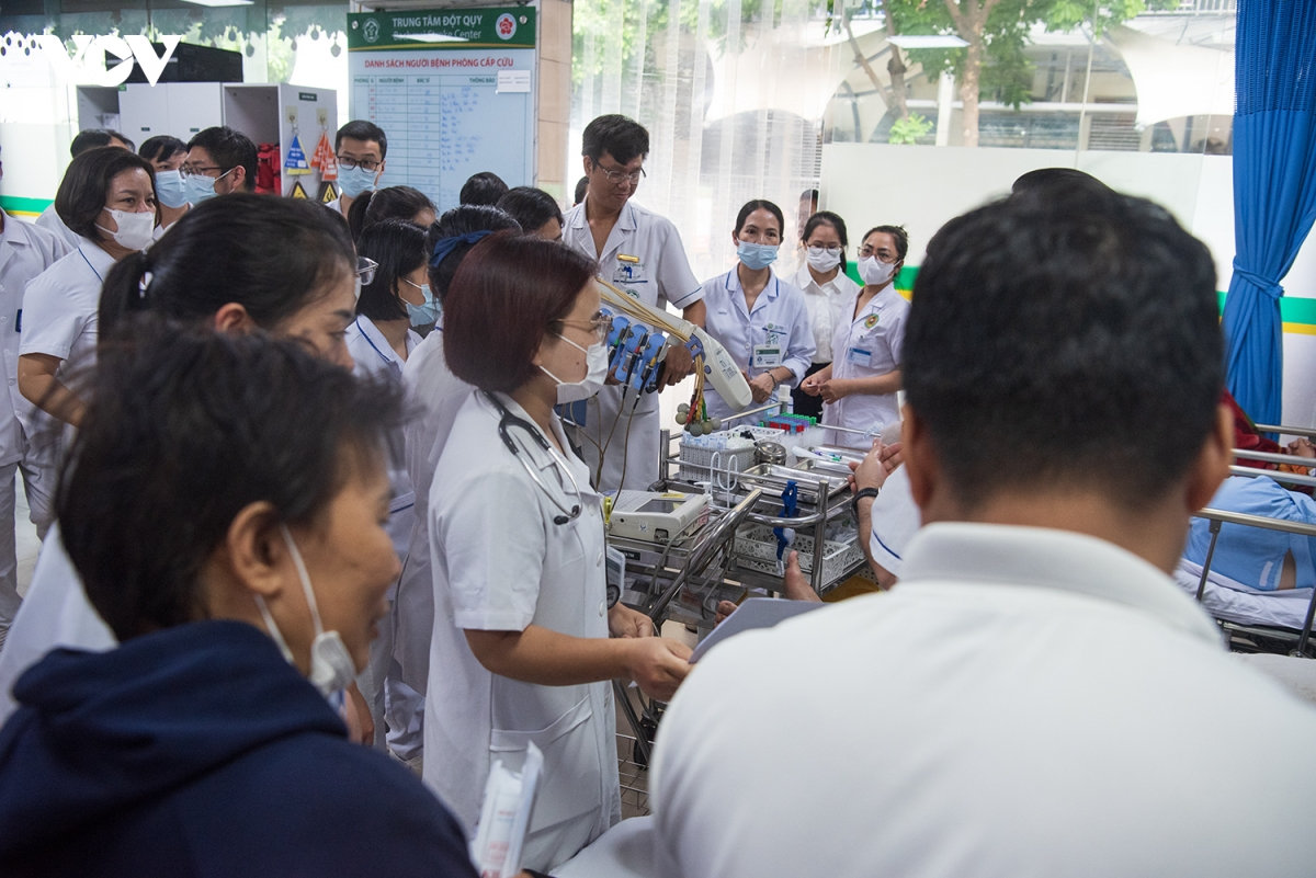 phia sau nhung ca truc xuyen dem cua nu bac si dot quy hinh anh 10