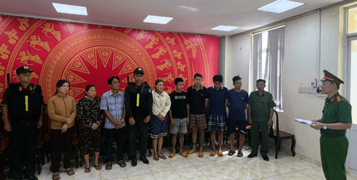 Cơ quan Cảnh sát điều tra đọc lệnh khởi tố bắt tạm giam các bị can. (Ảnh: Công an TP Đồng Nai)