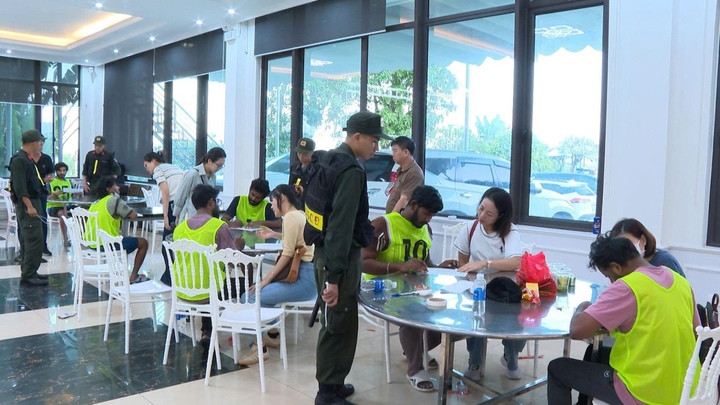 Lực lượng công an đang làm việc, lấy lời khai của những người nước ngoài trong đường dây lừa đảo. (Ảnh: Công an Thanh Hóa)