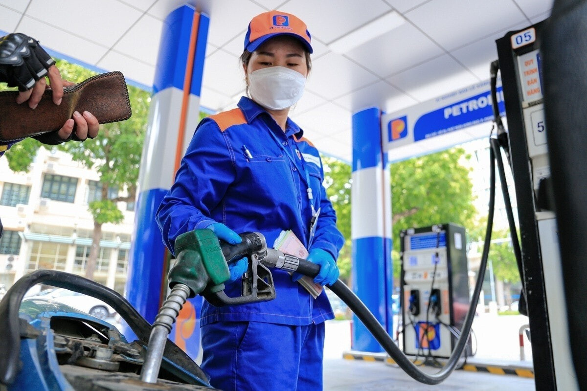 Thủ tướng yêu cầu khẩn trương trình Chính phủ dự thảo Nghị định thay thế Nghị định 83 về kinh doanh xăng dầu trước ngày 10/11.
