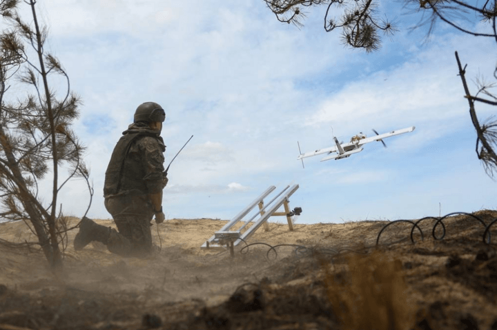 Binh sĩ Nga vận hành UAV. (Ảnh: TASS)