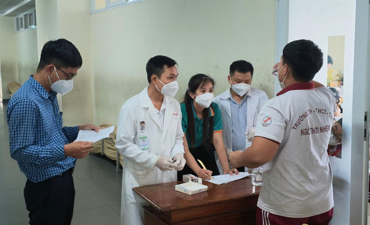 Các học sinh tiếp xúc gần với ca bệnh tại phường Bình Dương được uống kháng sinh dự phòng. (Ảnh: HCDC)