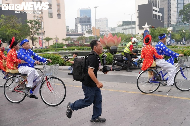 người đàn ông hơn 10 năm chụp ảnh cưới miễn phí cho các cặp vợ chồng nghèo hình ảnh 3 nguoi dan ong hon 10 nam chup anh cuoi mien phi cho cac cap vo chong ngheo hinh anh 3