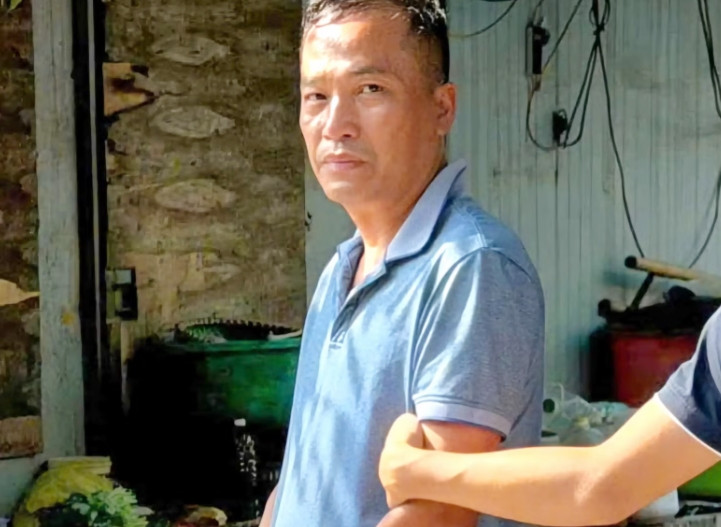 loi khai cua doi tuong dap vo cua kinh xe, dam tu vong tai xe o ha noi hinh anh 1