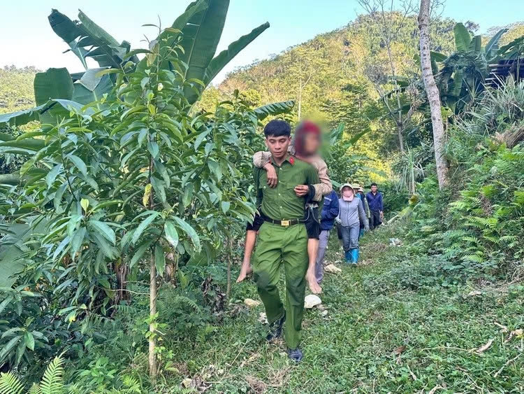 tim thay cu ba 79 tuoi di lac gan 4 ngay trong rung o tuyen quang hinh anh 1