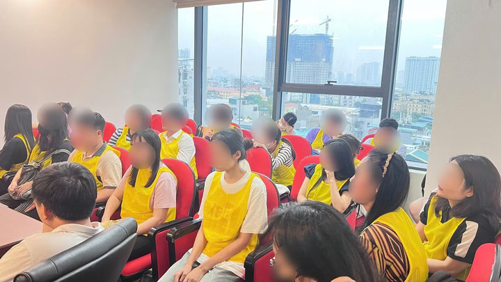Nhóm nhân viên Công ty TNHH Công nghệ Tatao Việt Nam được mời về trụ sở Cục Cảnh sát hình sự để lấy lời khai.