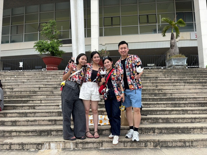 Tim Koo (ngoài cùng bên phải) và nhóm bạn người HongKong tại sự kiện.