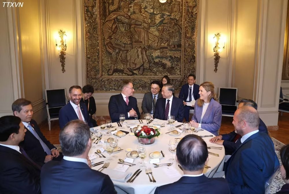 toan canh chuyen tham eu, Dan mach va vuong quoc bi cua tong bi thu, chu tich nuoc to lam hinh anh 21