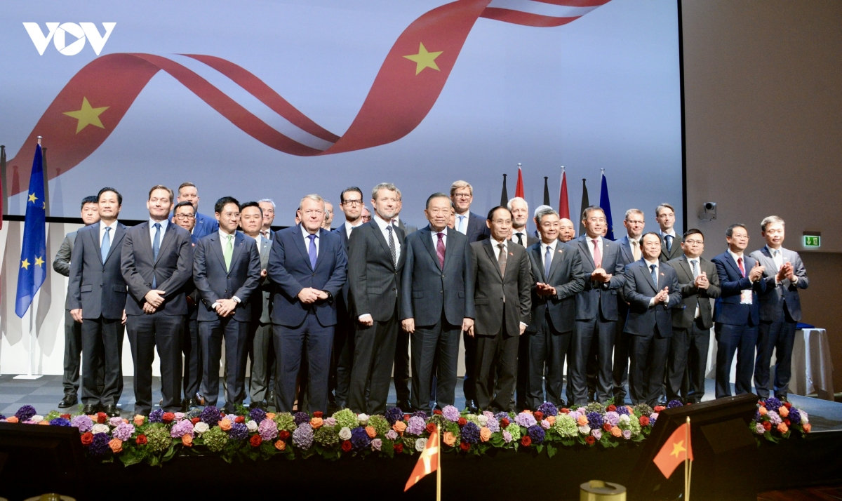toan canh chuyen tham eu, Dan mach va vuong quoc bi cua tong bi thu, chu tich nuoc to lam hinh anh 8