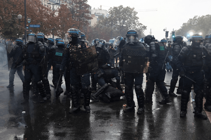 Cảnh sát chống bạo động được triển khai tại Paris, Pháp, ngày 24/10/2026. (Ảnh: Reuters)