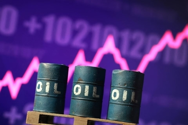 Giá dầu hôm nay tiếp tục vượt 100 USD/thùng. (Ảnh minh họa: Reuters)