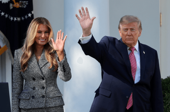 Tổng thống Mỹ Donald Trump cùng Đệ nhất phu nhân Melania Trump tại Vườn Hồng của Nhà Trắng, ngày 19/10/2026. (Ảnh: Reuters)