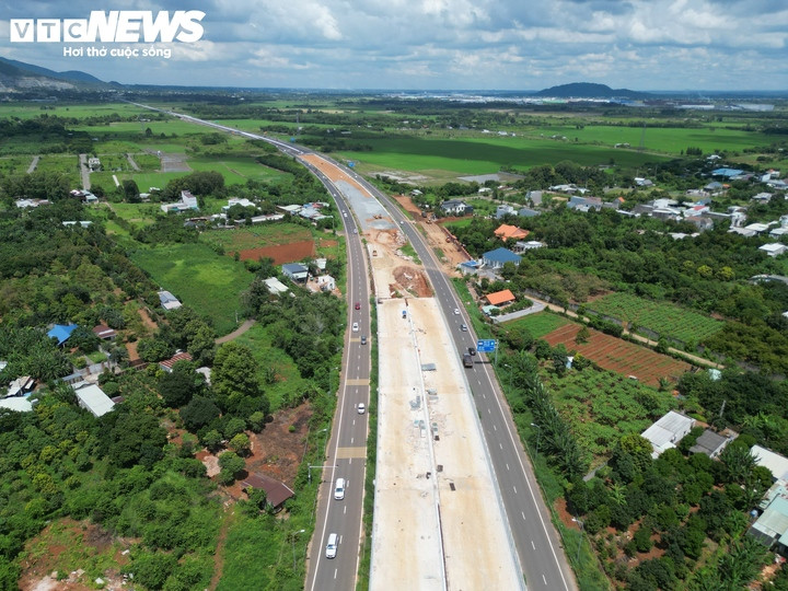 Việc đẩy nhanh tiến độ các dự án đường ven biển, đường nối cảng Cái Mép - Thị Vải và tuyến kết nối cao tốc Biên Hòa - Vũng Tàu được kỳ vọng nâng cao năng lực vận tải, tăng cường kết nối giữa cảng biển, khu công nghiệp và các trung tâm du lịch, qua đó tạo động lực thúc đẩy phát triển kinh tế khu vực.
