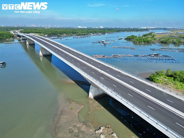 Dự án đường nối cảng Cái Mép - Thị Vải, với tuyến đường 991B từ Quốc lộ 51 đến hạ lưu cảng Cái Mép, đang được triển khai nhằm hoàn thiện kết nối giao thông phục vụ hoạt động của cụm cảng biển cửa ngõ quốc tế.