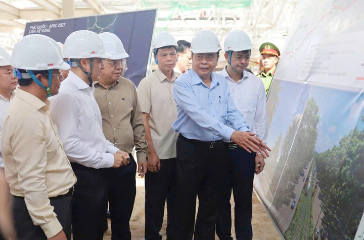 Chủ tịch Quốc hội kiểm tra dự án phục vụ APEC 2027. (Ảnh: Dung Dung)