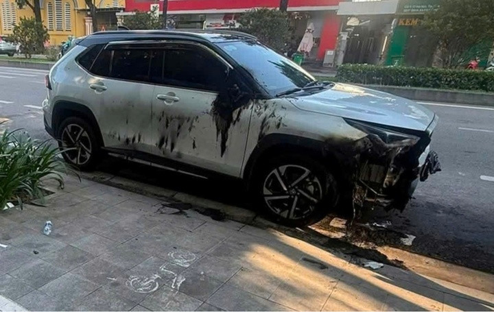 Chiếc xe bị đốt phá khi đang đậu ở ven đường Hà Nội (phường Thuận Hoá, TP Huế). (Ảnh: Hà Rin)
